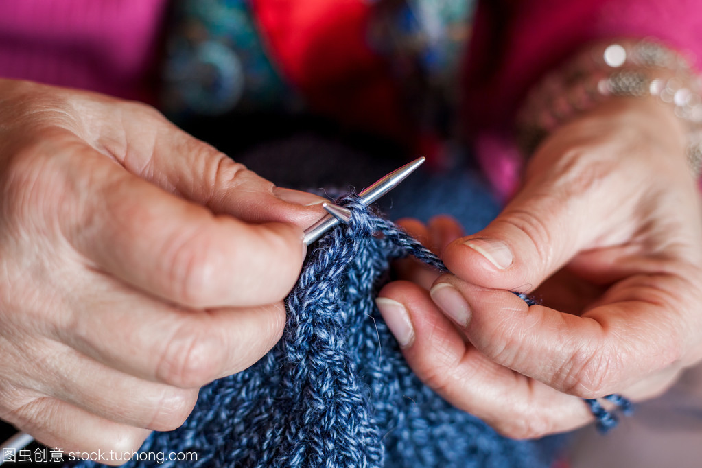 婦女的手針織